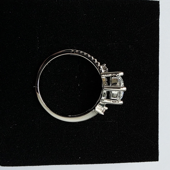 Engagement Ring 1CT Size 6 Moissanite - Picture 7 of 8